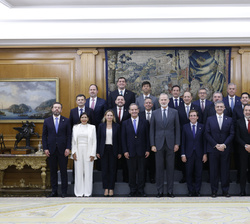 Su Majestad el Rey junto a los alcaldes participantes en el II Encuentro de Ciudades Iberoamericanas