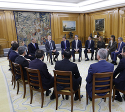 Momento del encuentro de Su Majestad el Rey con los alcaldes de la ciudades participantes en el II Encuentro de Ciudades Iberoamericanas