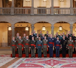 Su Majestad el Rey junto a un grupo de oficiales pertenecientes a las promociones que conmemoran su cuadragésimo aniversario del egreso de las Academi