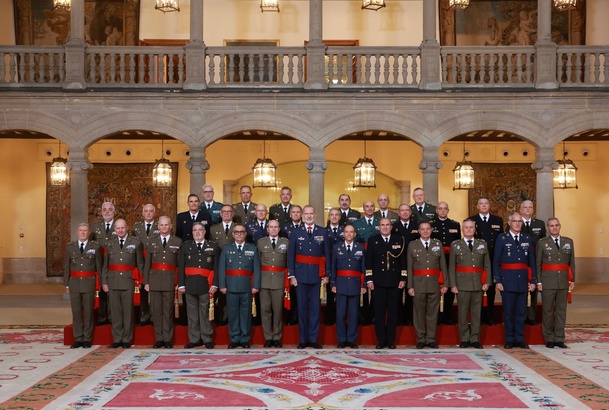 Su Majestad el Rey junto a un grupo de oficiales pertenecientes a las promociones que conmemoran su cuadragésimo aniversario del egreso de las Academi