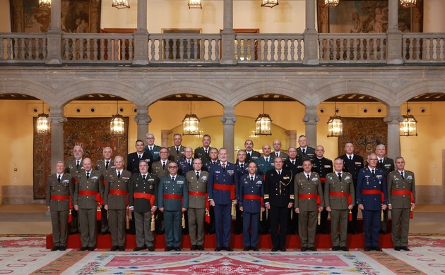 Su Majestad el Rey junto a un grupo de oficiales pertenecientes a las promociones que conmemoran su cuadragésimo aniversario del egreso de las Academi