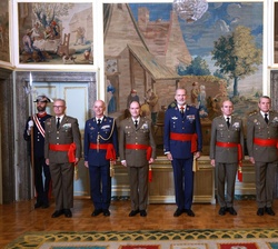 Su Majestad el Rey junto al grupo de tenientes generales y almirante que han pasado a la situación de retiro en el último año