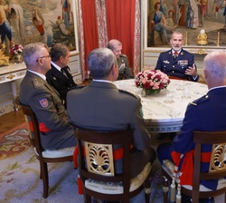 Su Majestad el Rey durante la audiencia junto a los tenientes generales y almirante