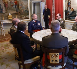 Don Felipe y el grupo de tenientes generales y almirante conversan durante la audiencia