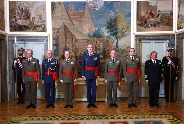 Su Majestad el Rey junto al grupo de tenientes generales y almirante que han pasado a la situación de retiro en el último año