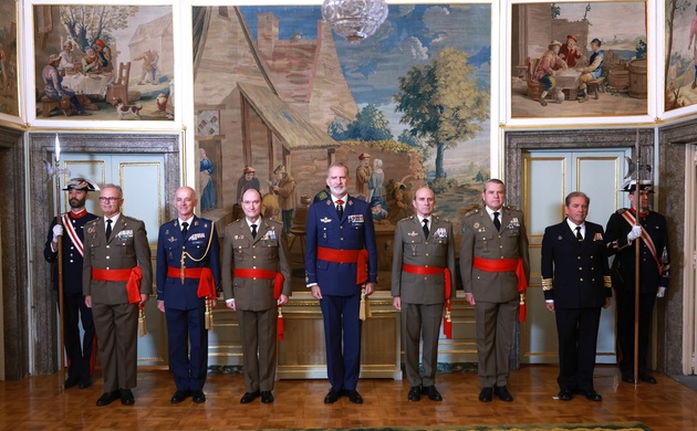 Su Majestad el Rey junto al grupo de tenientes generales y almirante que han pasado a la situación de retiro en el último año