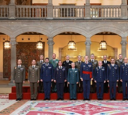 Su Majestad el Rey junto al grupo de coroneles y capitanes de navío que asistieron a la audiencia
