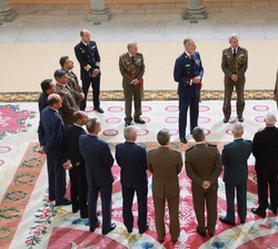 Don Felipe conversa con los coroneles y capitanes de navío que asistieron a la audiencia