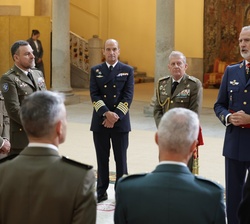 Don Felipe y los coroneles y capitanes de navío asistentes, conversan durante la audiencia
