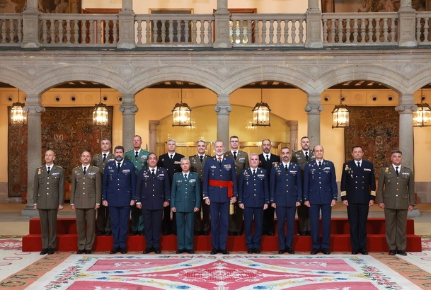 Su Majestad el Rey junto al grupo de coroneles y capitanes de navío que asistieron a la audiencia