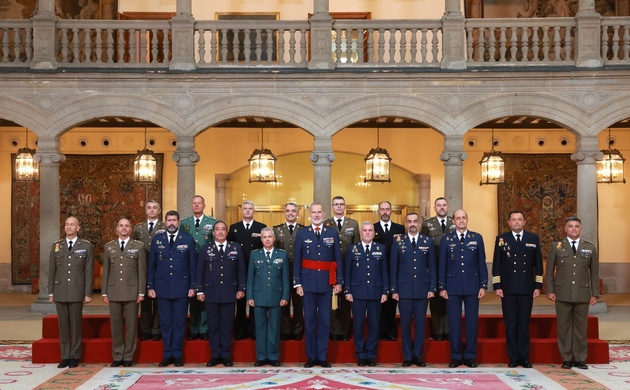 Su Majestad el Rey junto al grupo de coroneles y capitanes de navío que asistieron a la audiencia