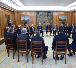 Su Majestad el Rey durante la audiencia con el Patronato de la Fundación Andalucía-América
