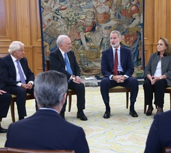 El Rey conversa con los asistentes