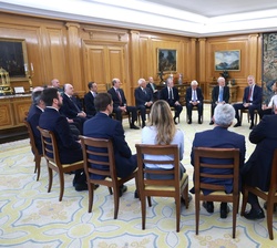 Don Felipe intercambia impresiones con los asistentes