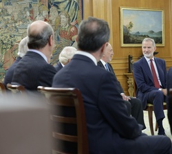 Don Felipe conversa con los miembros del Patronato de la Fundación Andalucía-América
