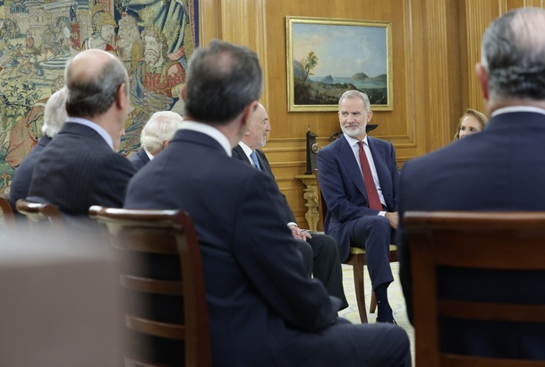 Don Felipe conversa con los miembros del Patronato de la Fundación Andalucía-América