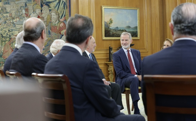 Don Felipe conversa con los miembros del Patronato de la Fundación Andalucía-América