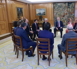 Don Felipe durante el encuentro con la representación del medio de comunicación digital