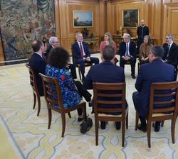 Su Majestad el Rey conversa con los integrantes de la representación