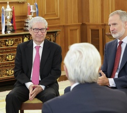 El Rey mantiene un encuentro con los profesionales del diario «El Independiente» en el Palacio de La Zarzuela