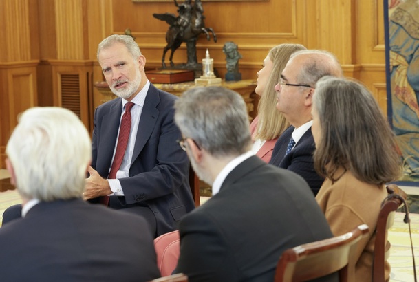 Don Felipe durante la audiencia con una representación del diario «El Independiente»