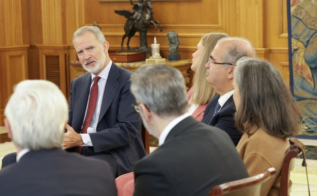 Don Felipe durante la audiencia con una representación del diario «El Independiente»
