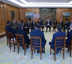 Don Felipe durante el encuentro con los representantes de EsTech