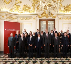 Don Felipe junto a los miembros del Patronato de la Fundación pro-RAE durante la fotografía de grupo
