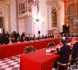 Su Majestad el Rey durante la reunión en la que se examina la actividad de la Fundación y sus principales líneas de actuación