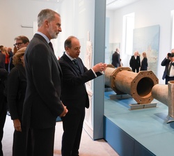 Su Majestad el Rey durante el recorrido por el Centro de Interpretación de las Fuentes, acompañado por los representantes de la institución