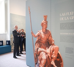 El Rey durante el recorrido por el Centro de Interpretación de las Fuentes, en el Palacio Real de La Granja de San Ildefonso