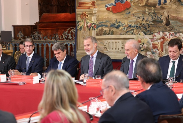 Su Majestad el Rey durante la reunión
