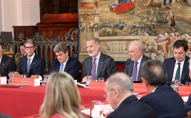 Su Majestad el Rey durante la reunión