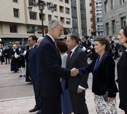 Don Felipe recibe el saludo de las autoridades a la llegada de la Familia Real al Auditorio Palacio de Congresos "Principe Felipe"