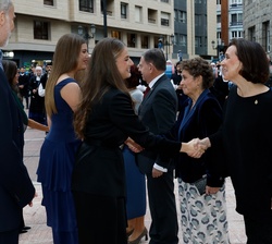 La Familia Real recibe el saludo de las autoridades a su llegada al Auditorio