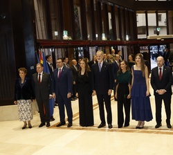 La Familia Real junto a las autoridades que les han recibido a su llegada al Auditorio Palacio de Congresos "Principe Felipe"
