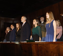 SS.MM. los Reyes y SS.AA.RR. la Princesa de Asturias y la Infanta Sofía durante la interpretación del Himno Nacional