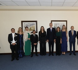 La Familia Real junto a los artistas y responsables de la Orquesta Sinfónica del Principado de Asturias