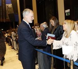 Su Majestad el Rey saluda al público que les esperaba en el interior del Auditorio al finalizar el concierto