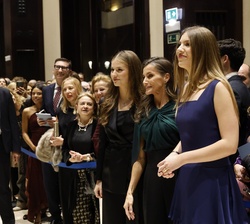Doña Letizia, Su Alteza Real la Princesa de Asturias y Su Alteza Real la Infanta Sofía posan junto al público al finalizar el concierto