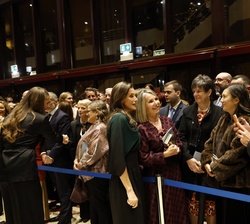 Su Majestad la Reina junto al público asistente al concierto