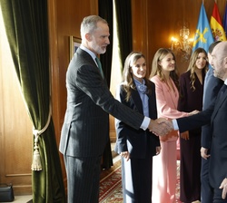 Sus Majestades los Reyes y Sus Altezas Reales la Princesa de Asturias y la Infanta Doña Sofía reciben el saludo de los asistentes a la audiencia