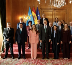 Sus Majestades los Reyes y Sus Altezas Reales la Princesa de Asturias y la Infanta Doña Sofía junto a los galardonados con las "Medallas de Astur