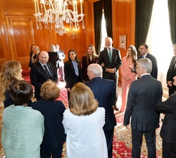 Don Felipe, Doña Letizia, Doña Leonor y Doña Sofía conversa con los galardonados con las “Medallas de Asturias”, “Hijos Predilectos&