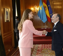 Su Alteza Real la Princesa de Asturias recibe el saludo del rector magnífico de la Universidad de Oviedo, Ignacio Villaverde