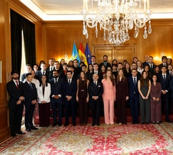 Sus Altezas Reales la Princesa de Asturias y la Infanta Doña Sofía junto a los galardonados con los "Premios fin de grado 2025" de la Univer