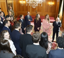 Sus Altezas Reales la Princesa de Asturias y la Infanta Doña Sofía conversan con los galardonados con los "Premios fin de grado 2025" de la 