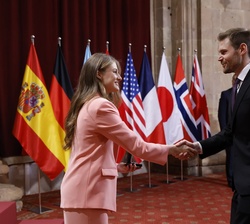 Su Alteza Real la Princesa de Asturias entrega la insignia de la Fundación al Nils Kristen, ministro de Agricultura y Alimentación del Reino de Norueg