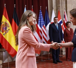 Su Alteza Real la Princesa de Asturias entrega la insignia de la Fundación a Lene Krol, directora ejecutiva del Centro Nórdico de Recursos Genéticos