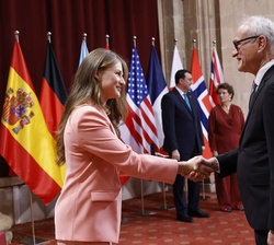 Su Alteza Real la Princesa de Asturias entrega la insignia de la Fundación a Stefan Schmitz, director ejecutivo del Global Diversity Trust